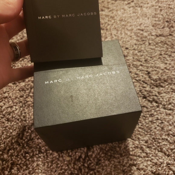 Marc Jacobs watch with box and paperwork - Picture 5 of 6